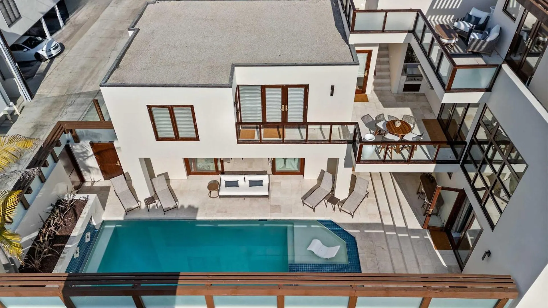 Brand New Listing Elegant 7br Masterpiece Walk To Shops & Dining Holiday home