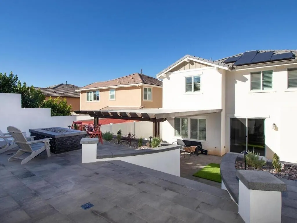 Holiday home Need Is 4 Beds And A Luxury Yard San Diego