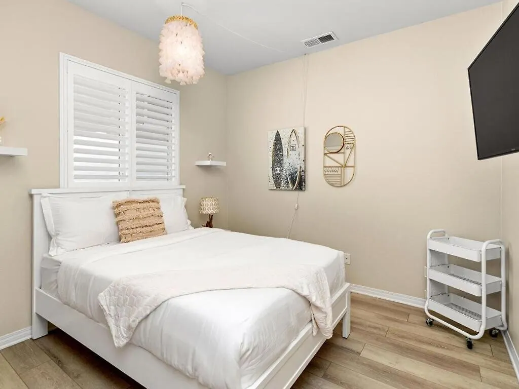 Need Is 4 Beds And A Luxury Yard Holiday home