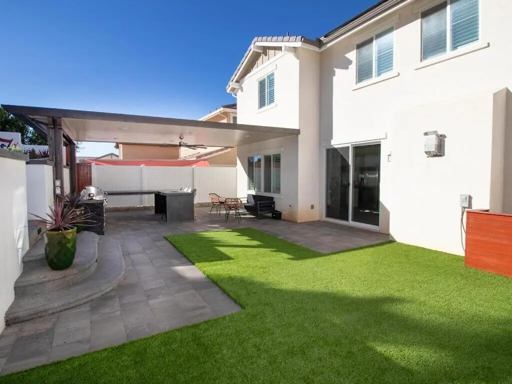 Holiday home Need Is 4 Beds And A Luxury Yard San Diego