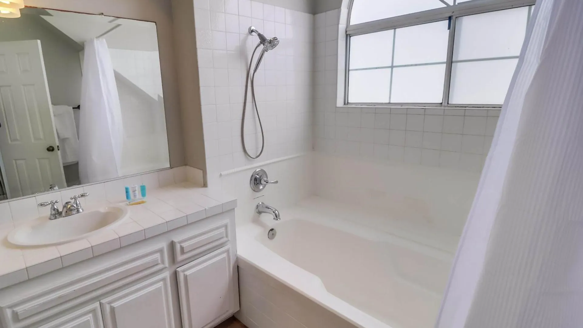 Steps To Bay & Ocean Belmont Park Dining Holiday home