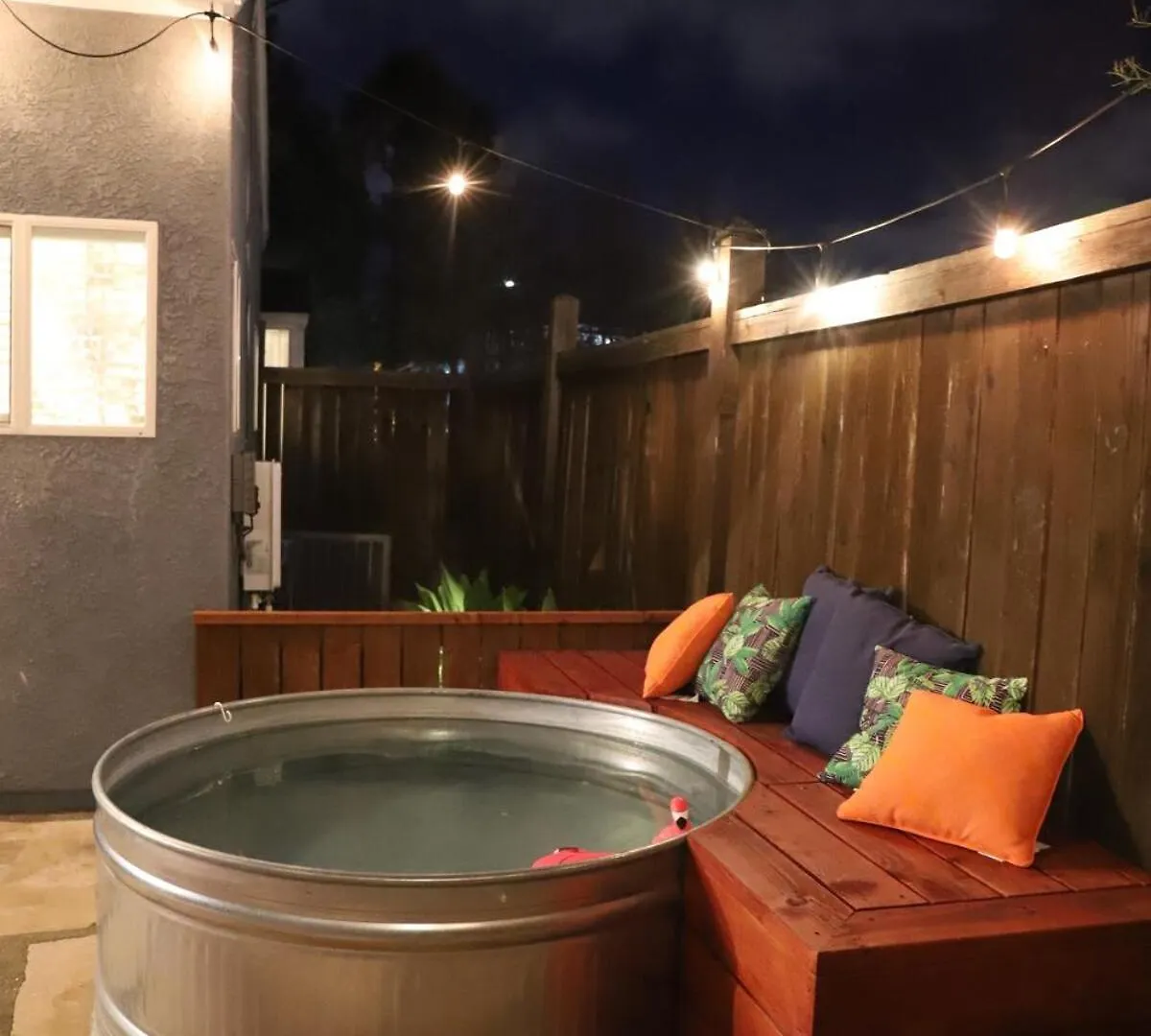 Modern Retro Close To Dt, Zoo, Parking, Hot Tub Holiday home *