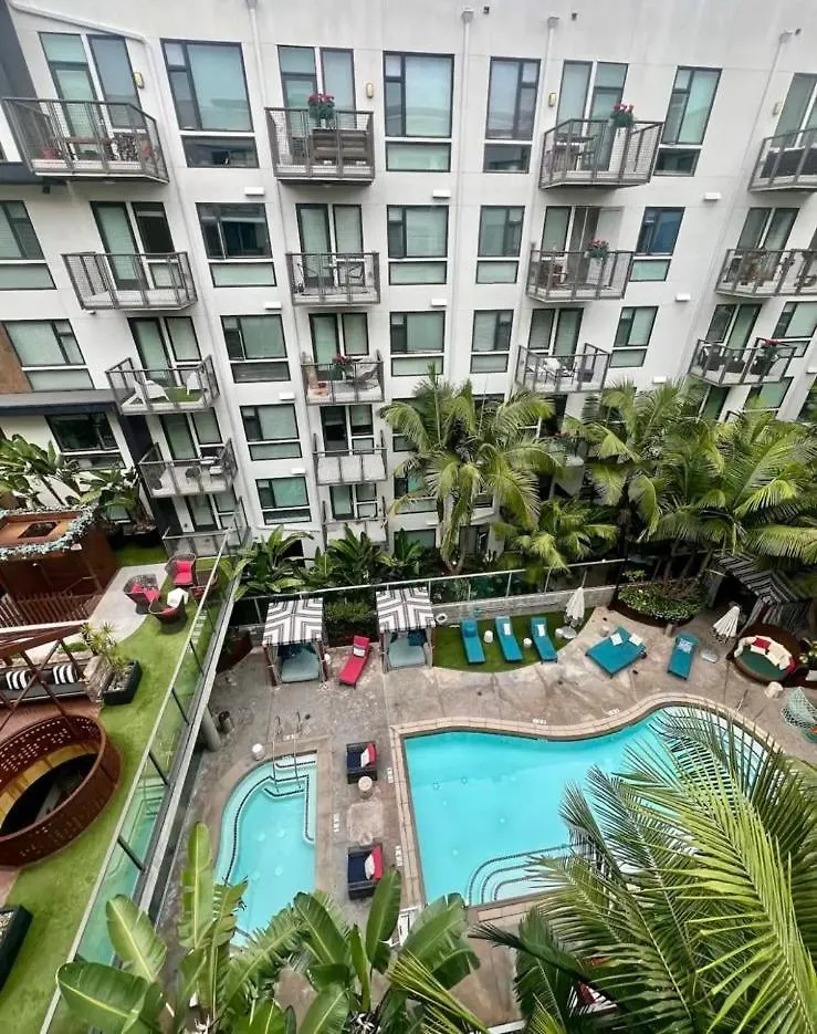 Stylish Downtown Views & Amenities Apartment