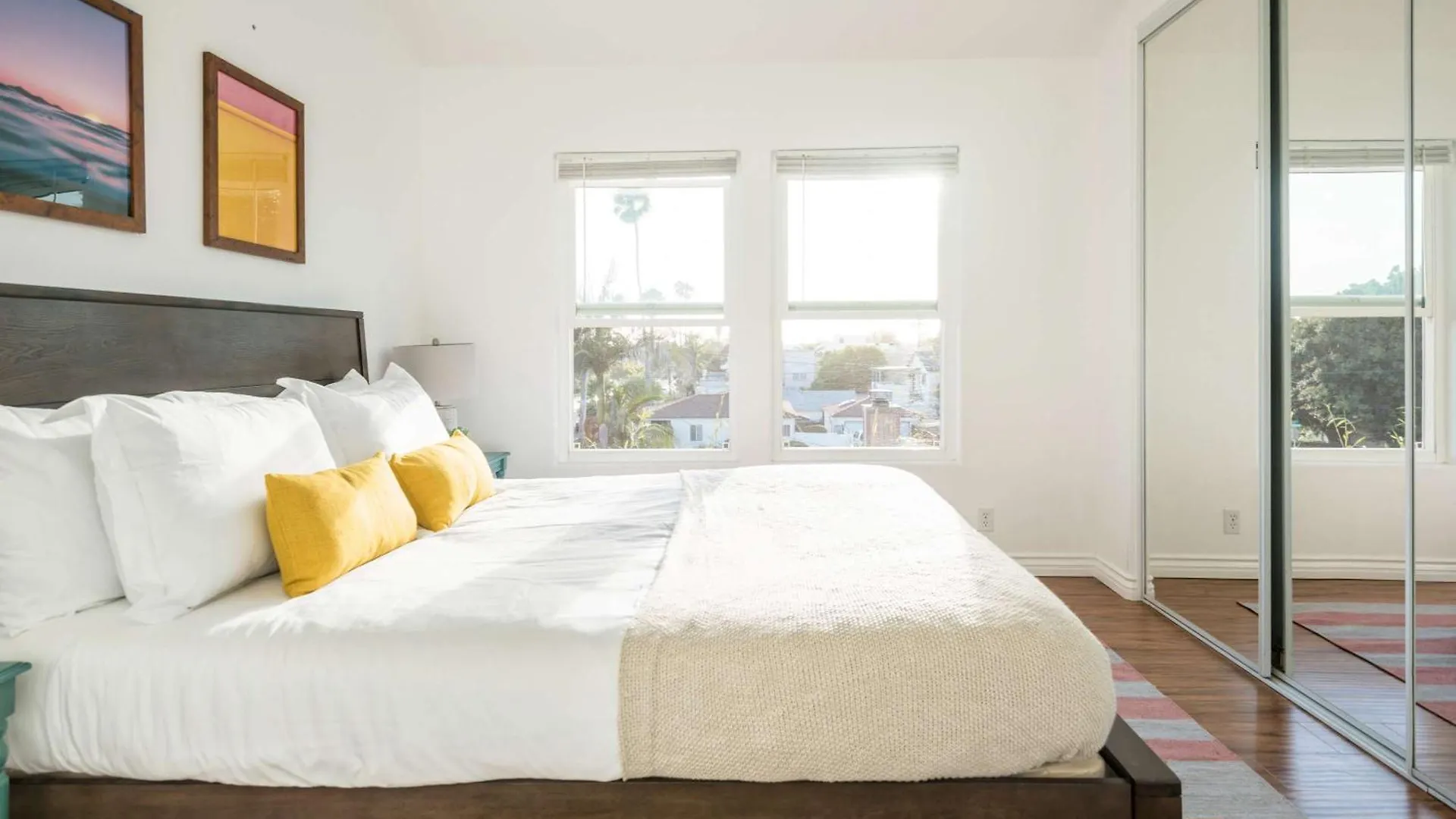 Walk To The Stylish Coastal Retreat Holiday home *