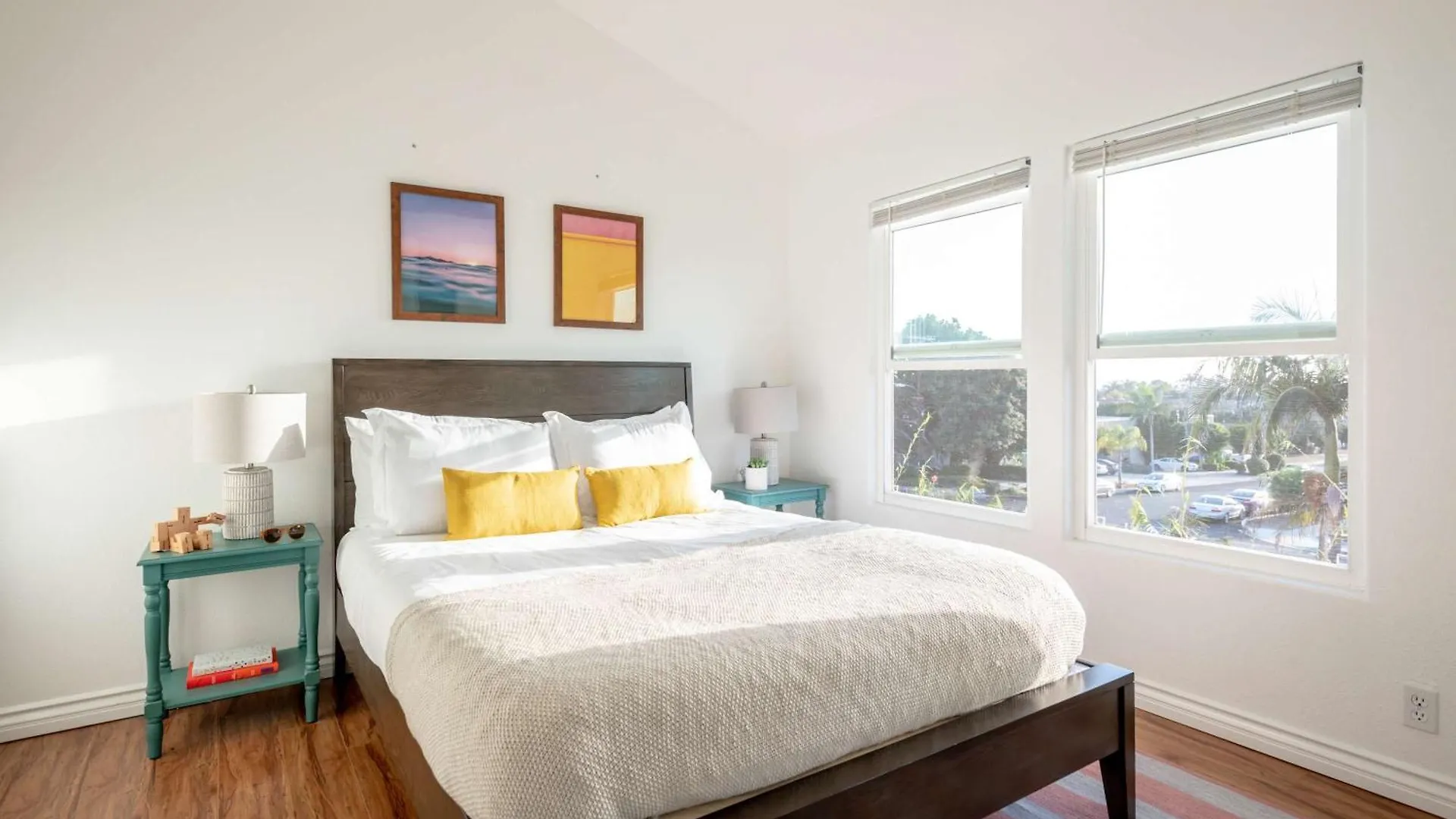 Walk To The Stylish Coastal Retreat Holiday home *