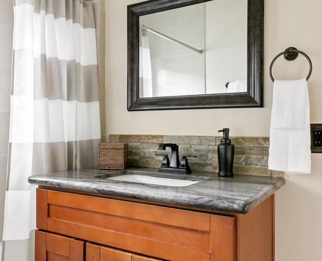 Cozy 3br Steps To Dining & Attractions Holiday home