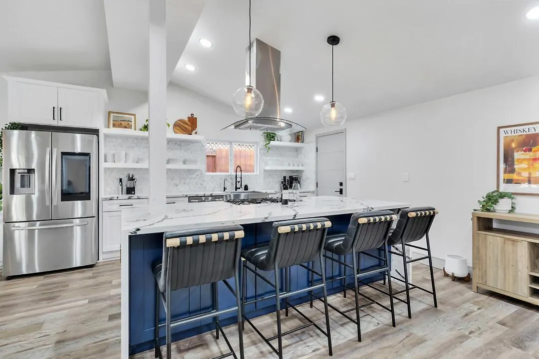 Holiday home Luxe W Pool & Firepit, Bachelorette Friendly *