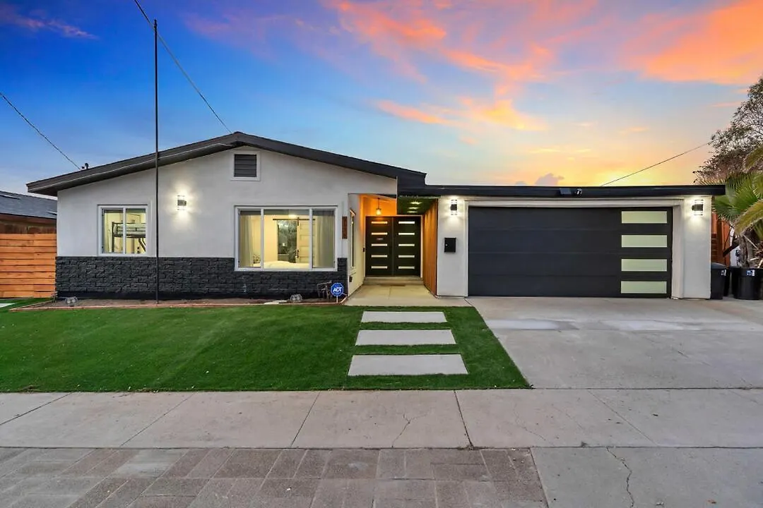 Luxe W Pool & Firepit, Bachelorette Friendly Holiday home *