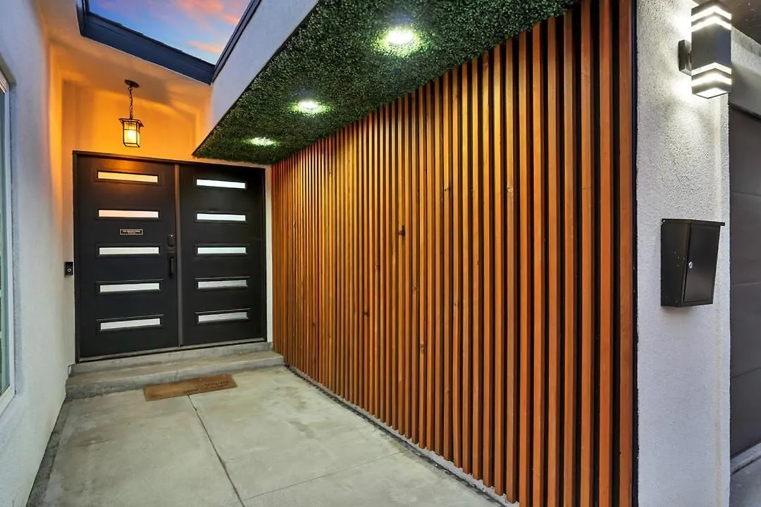Luxe W Pool & Firepit, Bachelorette Friendly Holiday home *