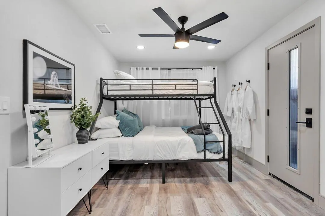 Holiday home Luxe W Pool & Firepit, Bachelorette Friendly *