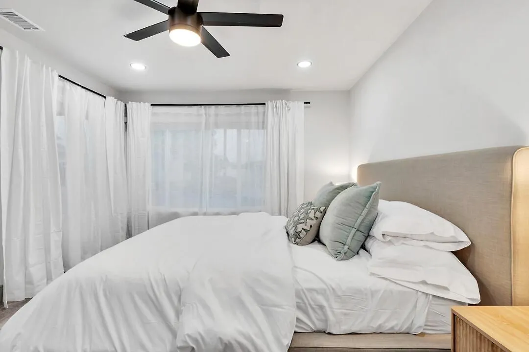 Luxe W Pool & Firepit, Bachelorette Friendly Holiday home