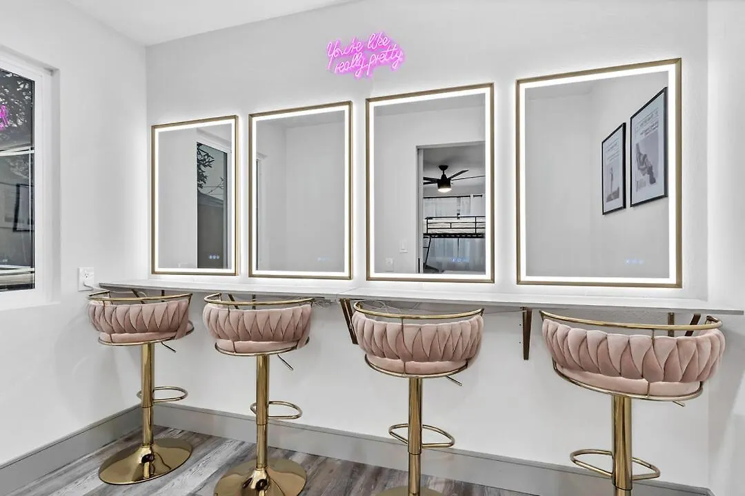 Luxe W Pool & Firepit, Bachelorette Friendly *