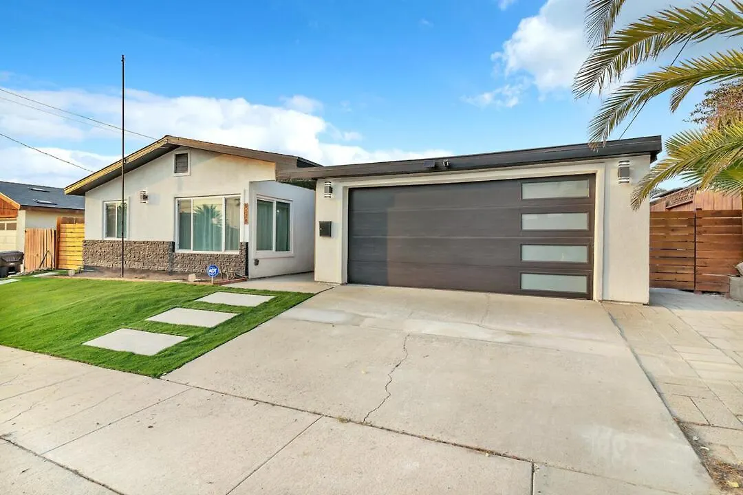 Luxe W Pool & Firepit, Bachelorette Friendly Holiday home