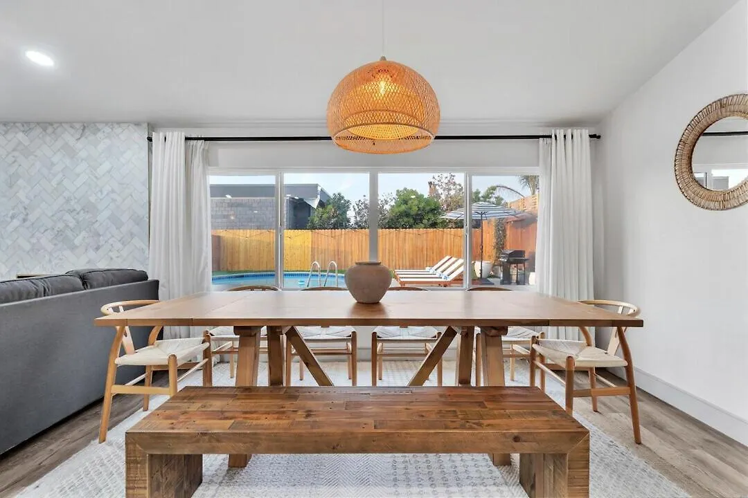 Luxe W Pool & Firepit, Bachelorette Friendly Holiday home *
