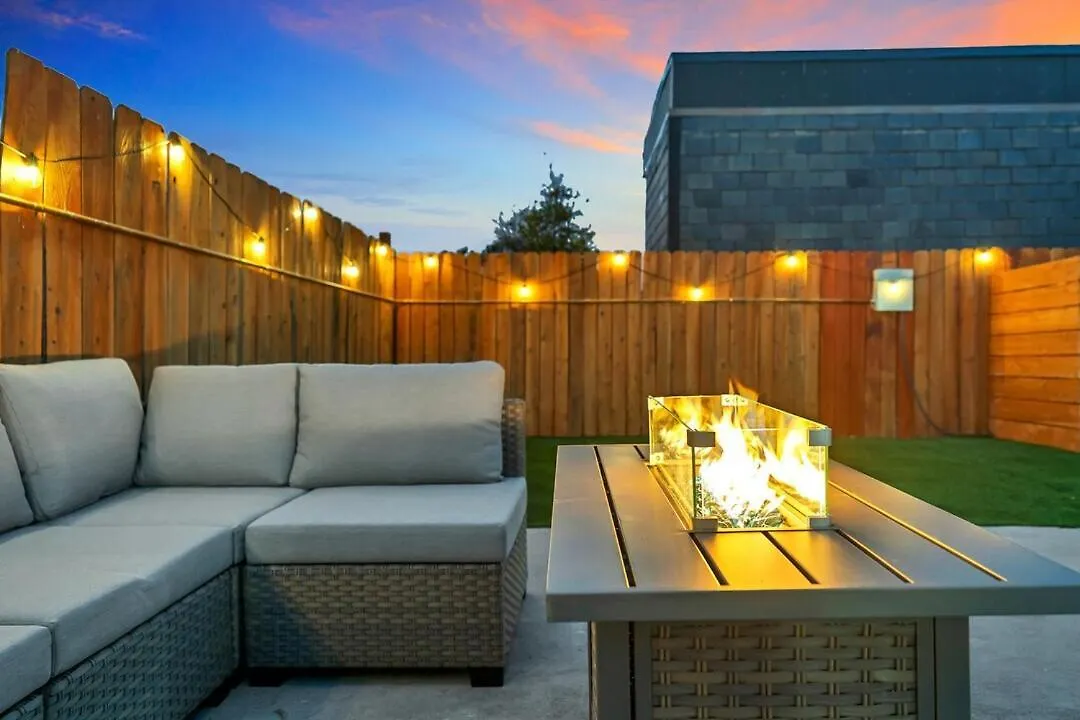 Luxe W Pool & Firepit, Bachelorette Friendly Holiday home *