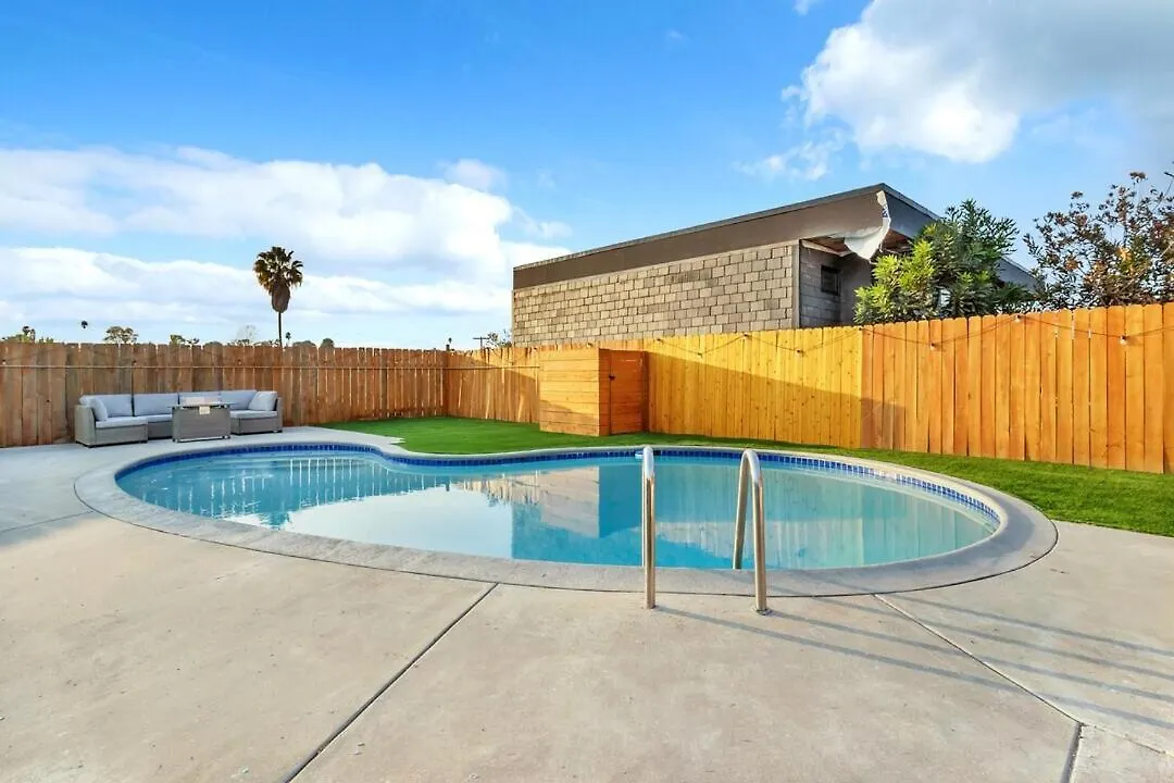 Luxe W Pool & Firepit, Bachelorette Friendly Holiday home