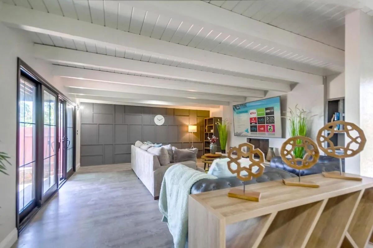 Entire Private Luxury 3-bedroom W Gated Yard, 100 Inch Tv, 1 Gbps Wifi