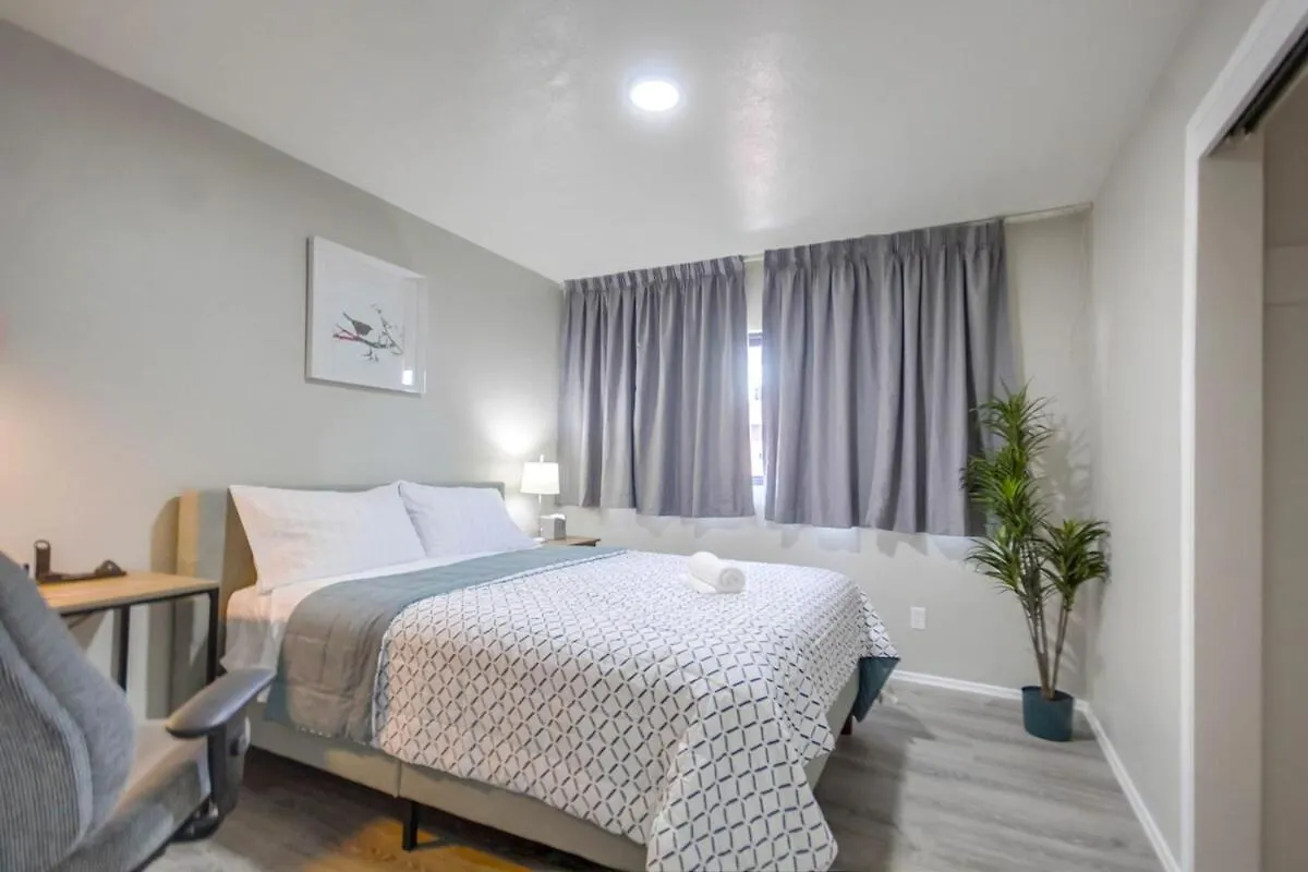 Entire Private Luxury 3-bedroom W Gated Yard, 100 Inch Tv, 1 Gbps Wifi Сasa de vacaciones