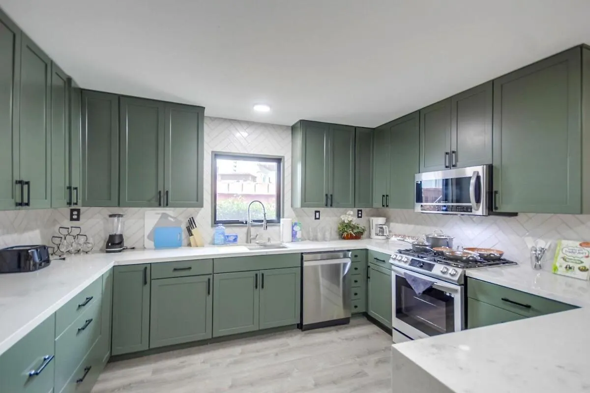 Entire Private Luxury 3-bedroom W Gated Yard, 100 Inch Tv, 1 Gbps Wifi Сasa de vacaciones