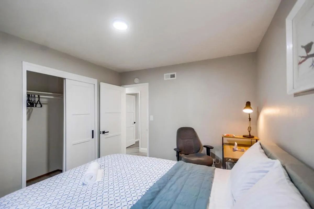 Entire Private Luxury 3-bedroom W Gated Yard, 100 Inch Tv, 1 Gbps Wifi Сasa de vacaciones *