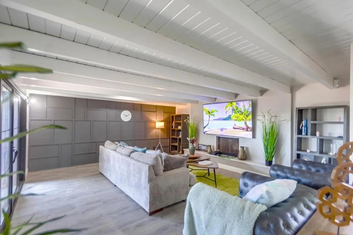 Entire Private Luxury 3-bedroom W Gated Yard, 100 Inch Tv, 1 Gbps Wifi