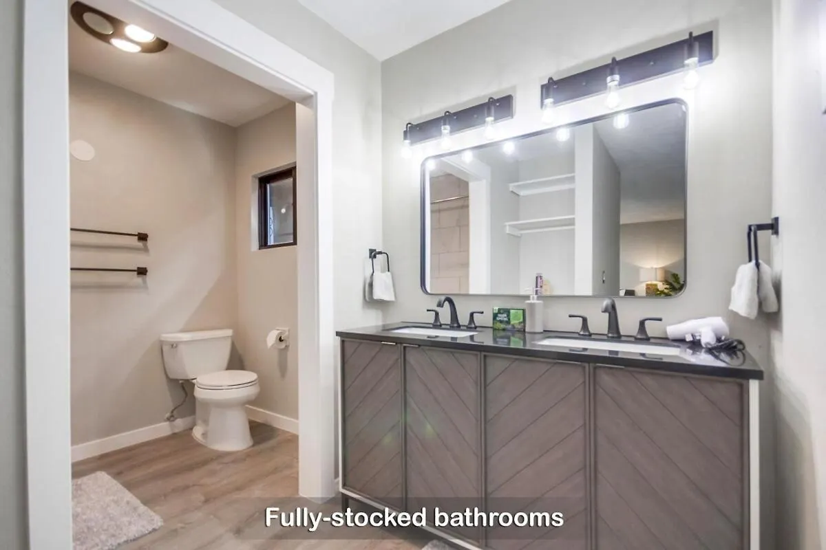 Entire Private Luxury 3-bedroom W Gated Yard, 100 Inch Tv, 1 Gbps Wifi * San Diego