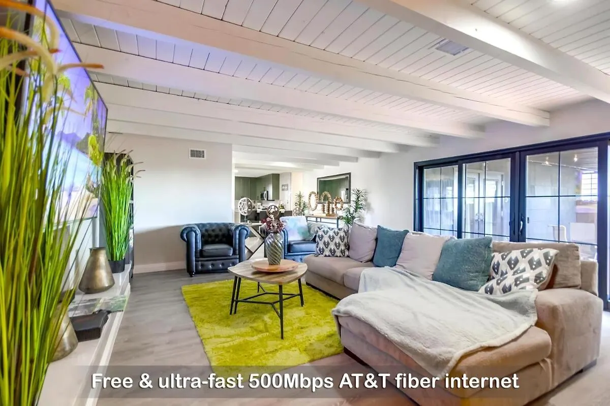 Entire Private Luxury 3-bedroom W Gated Yard, 100 Inch Tv, 1 Gbps Wifi