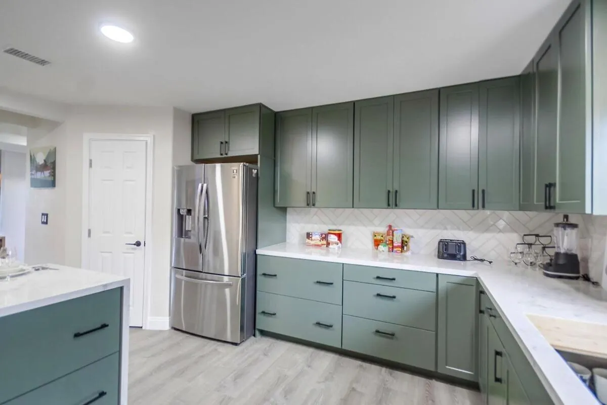 Entire Private Luxury 3-bedroom W Gated Yard, 100 Inch Tv, 1 Gbps Wifi Сasa de vacaciones