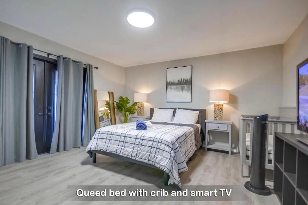 Entire Private Luxury 3-bedroom W Gated Yard, 100 Inch Tv, 1 Gbps Wifi *