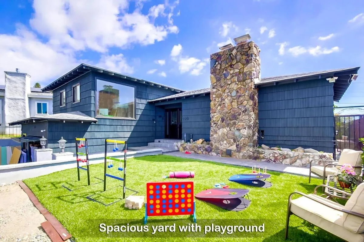 Entire Private Luxury 3-bedroom W Gated Yard, 100 Inch Tv, 1 Gbps Wifi *