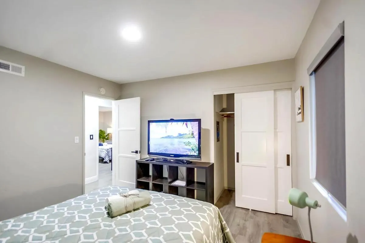 Сasa de vacaciones Entire Private Luxury 3-bedroom W Gated Yard, 100 Inch Tv, 1 Gbps Wifi *