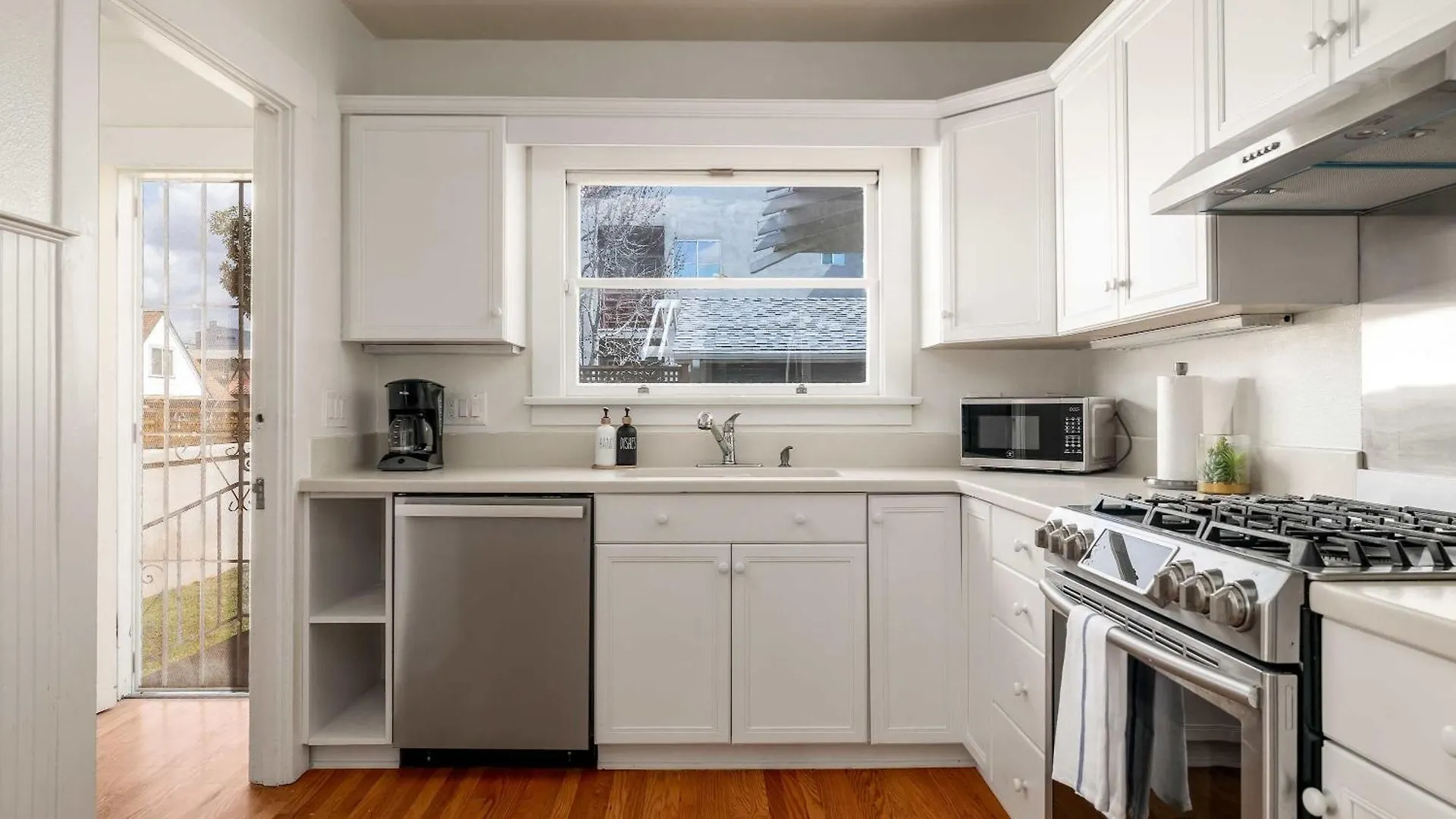 Falcon Street Retreat - Your Cozy Getaway *