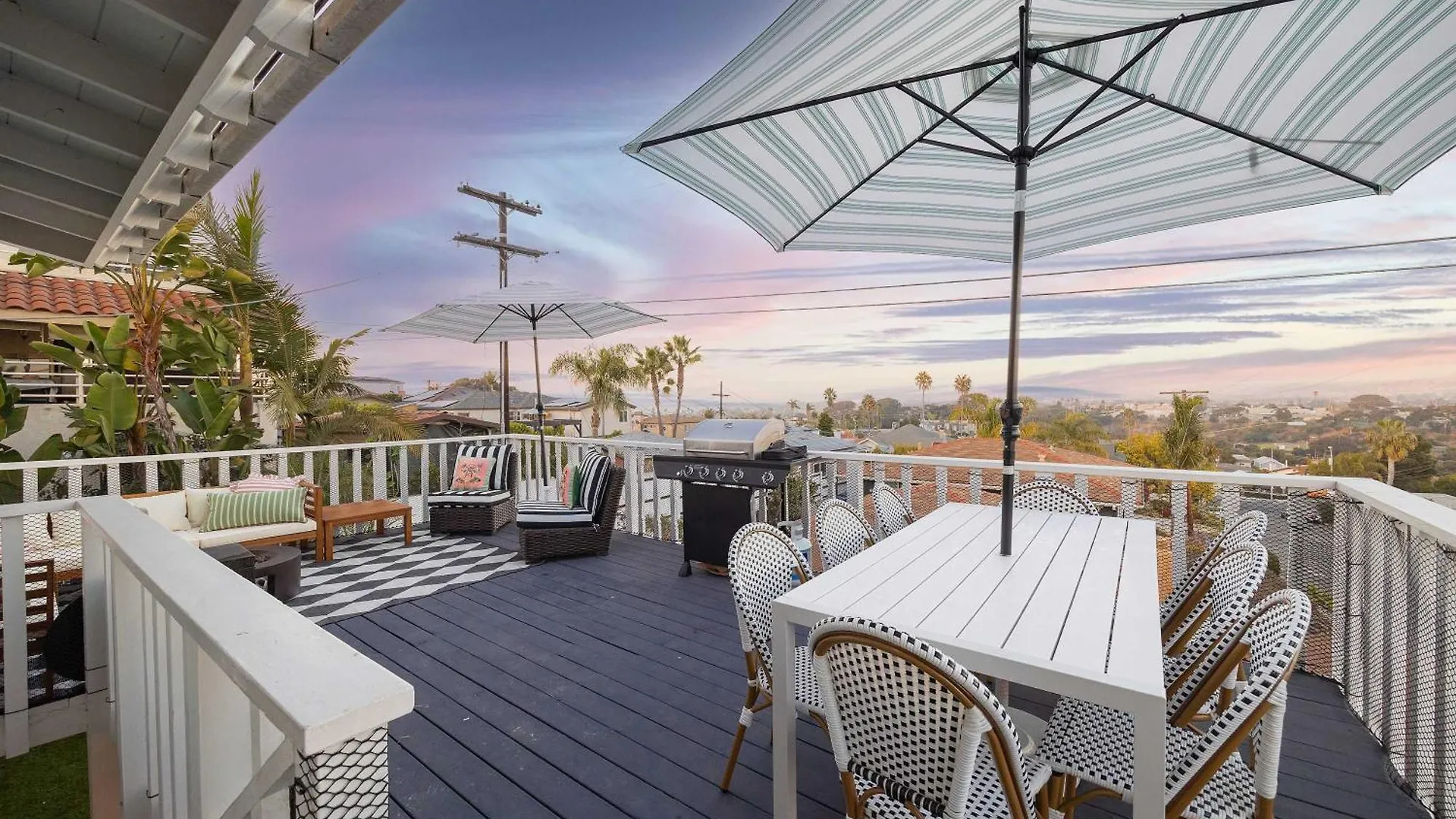 Sunset Balcony Views 1 Mile To 7 Beds Holiday home