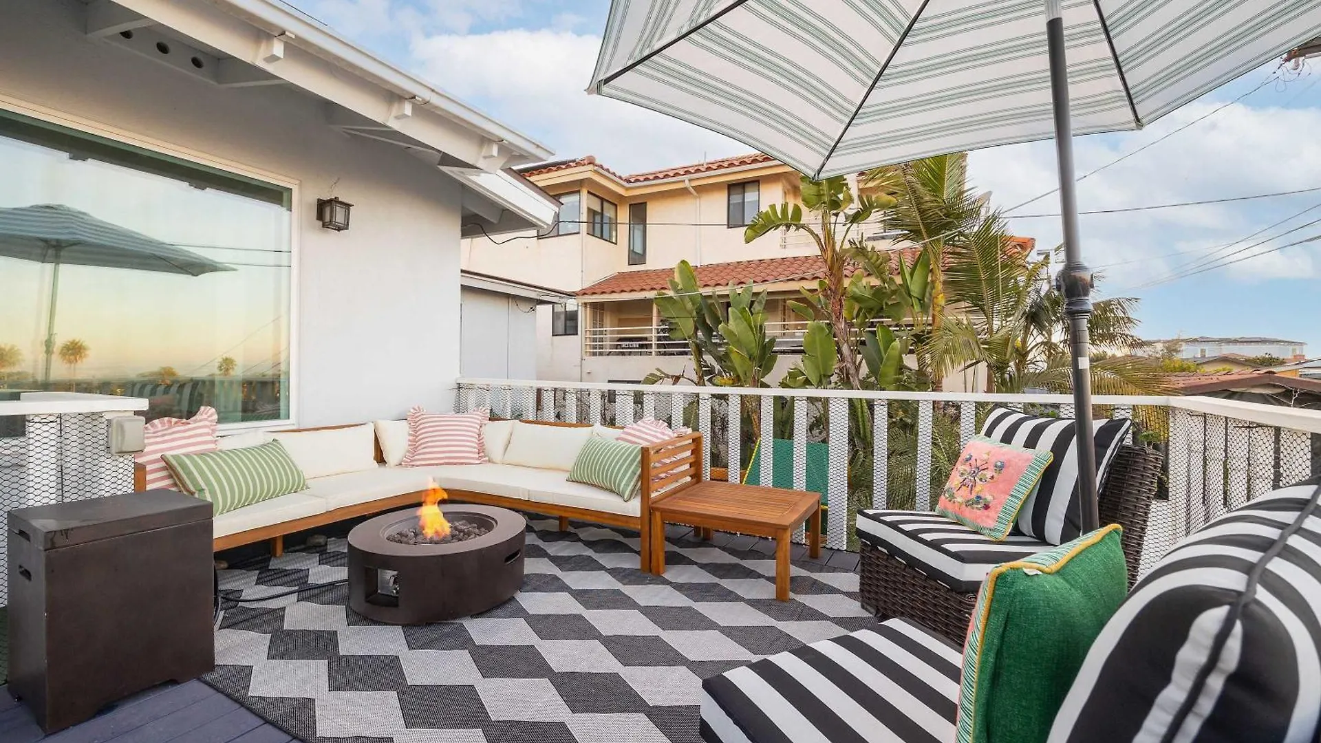 Holiday home Sunset Balcony Views 1 Mile To 7 Beds