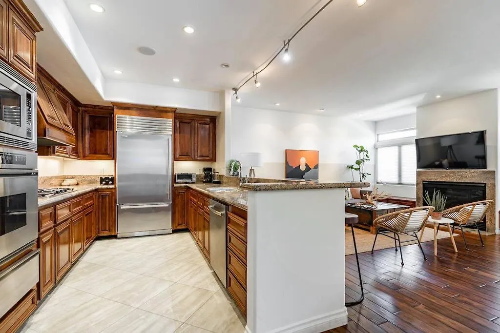 Your In - Two-car Garage Holiday home *