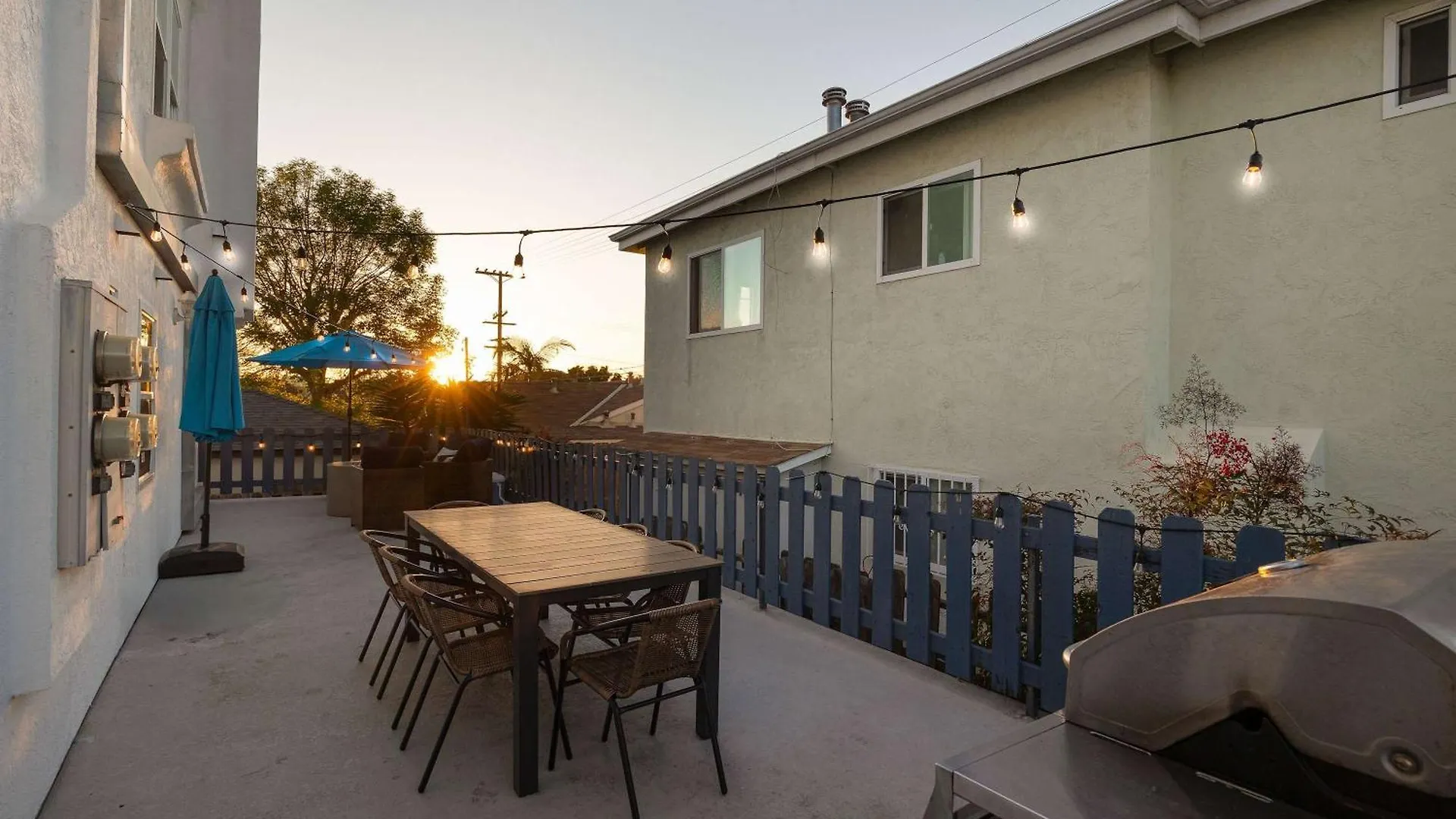 Walk To The Stylish Coastal Retreat Holiday home *