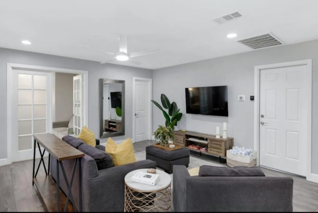 5 Units Allows 26 Guests Heated Pool Option And * San Diego