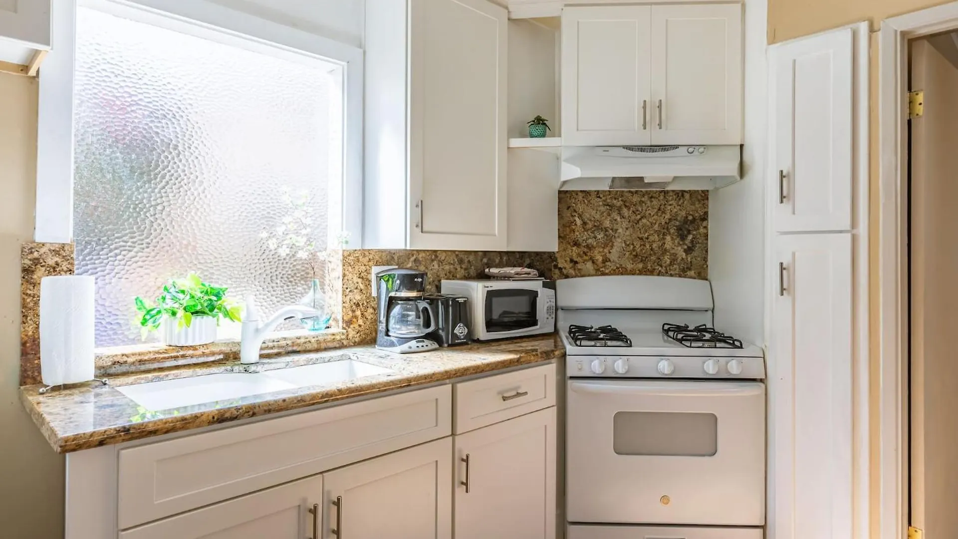 Free Parking! & Eats Await! Apartment *