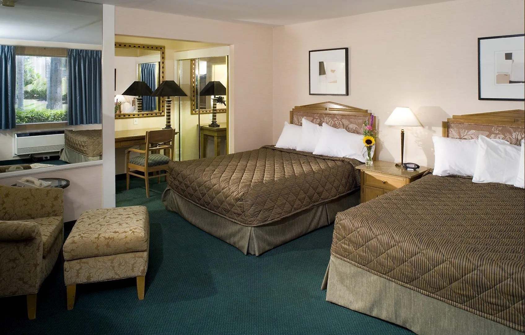 Hotel Mission Valley 3*
