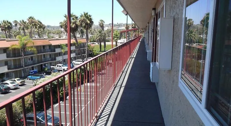 Super 8 By Wyndham Circle 2*