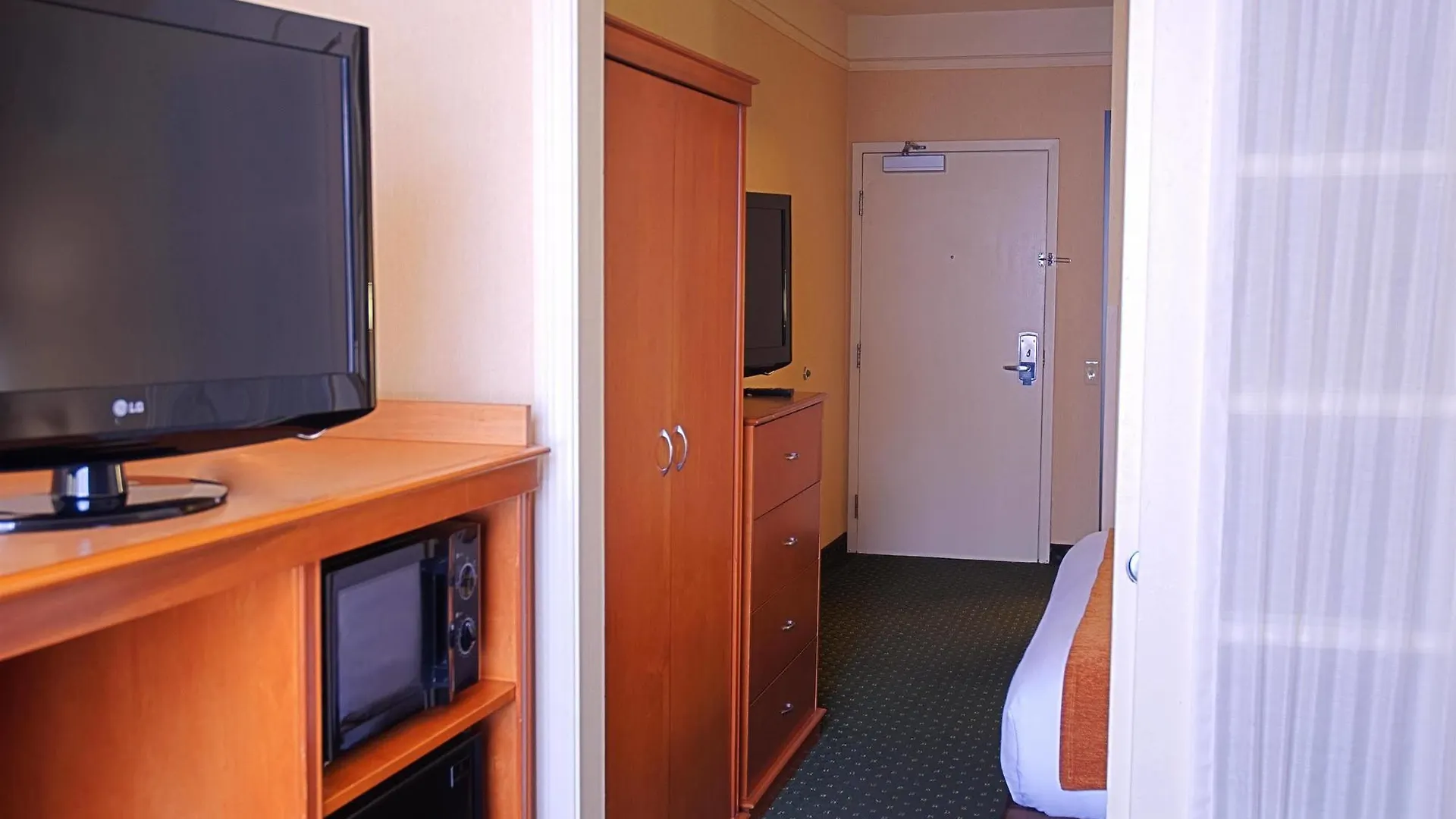 Ramada By Wyndham 2*