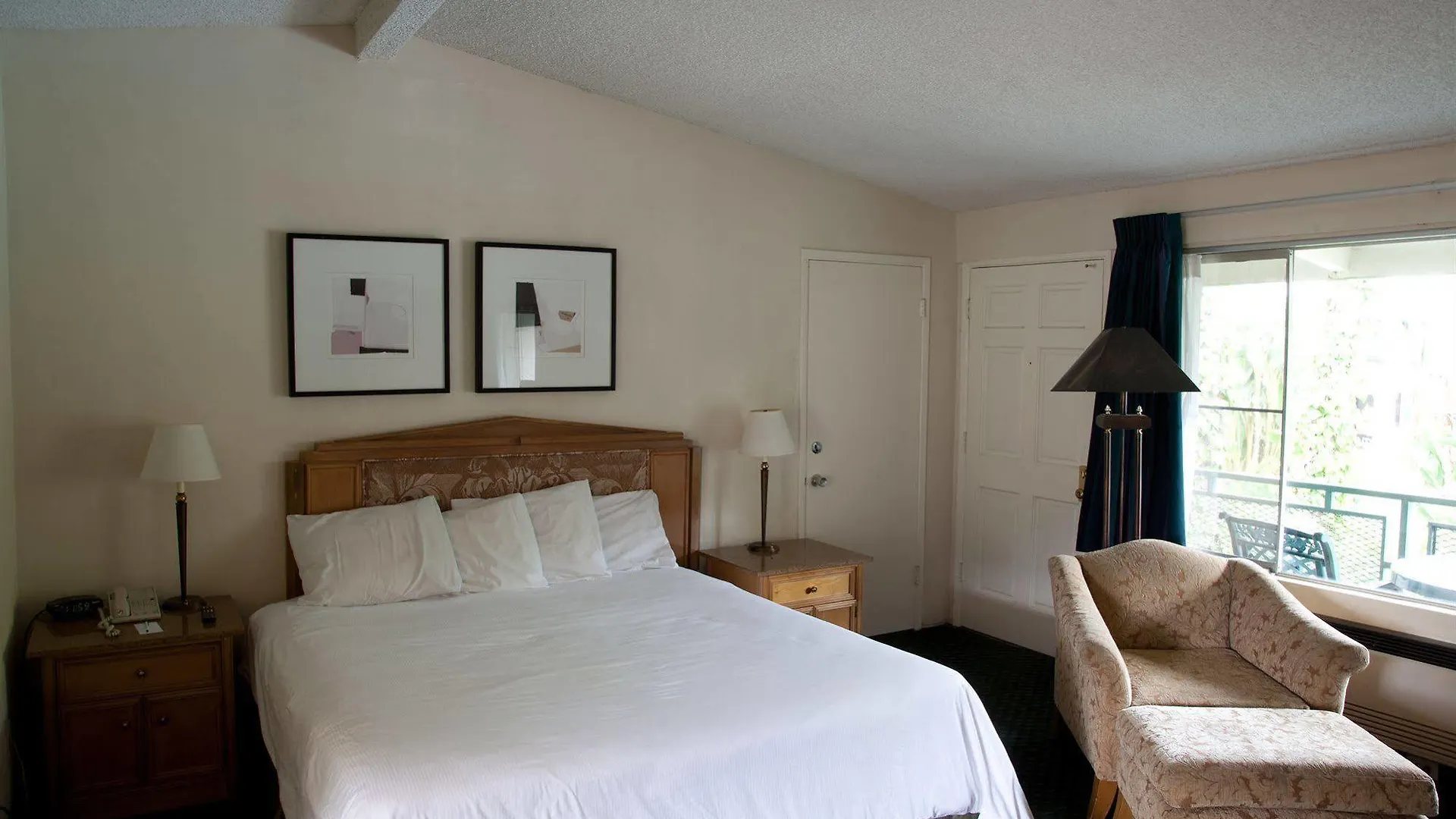 Mission Valley Hotel 3*
