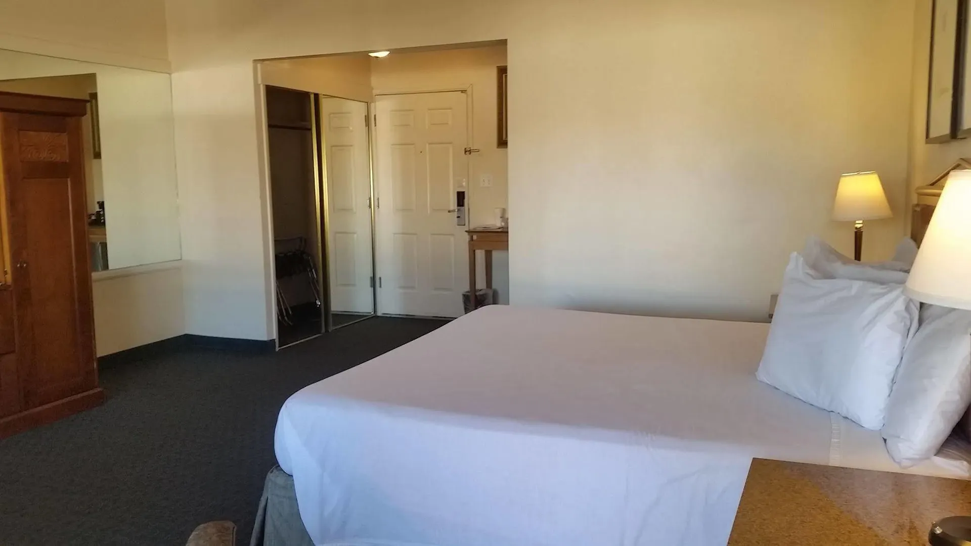 Mission Valley Hotel 3*