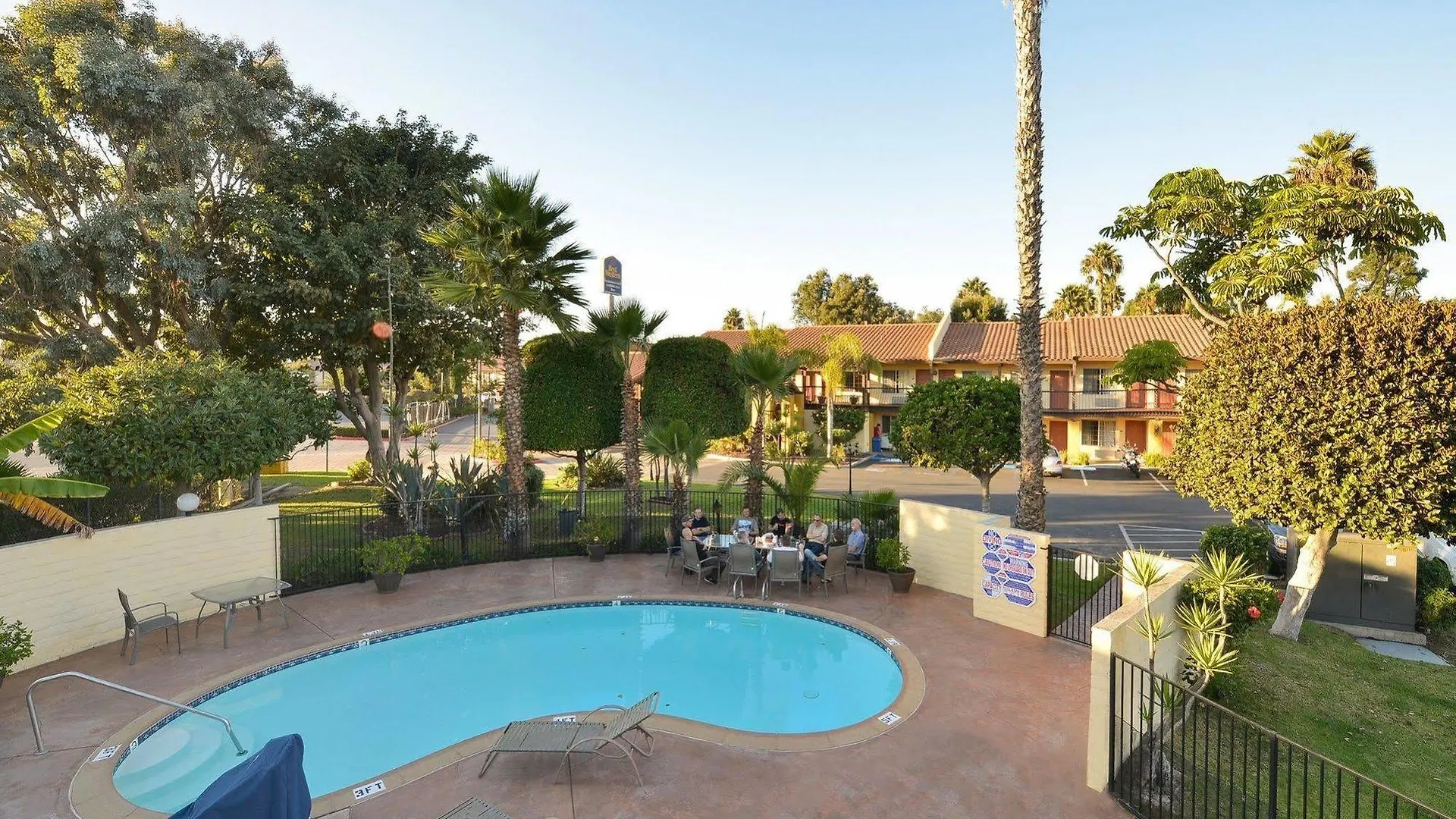 Western Americana Hotel