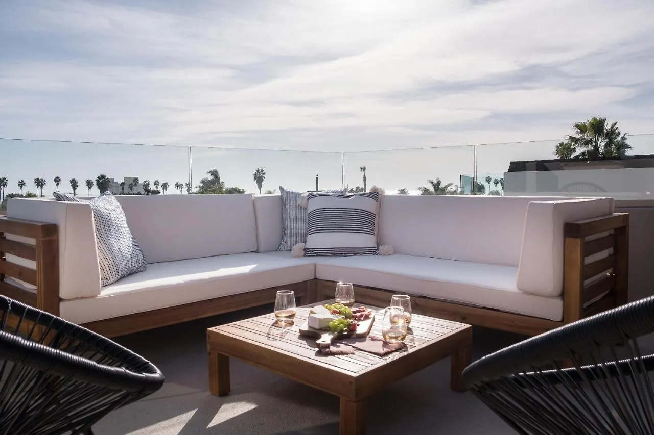 Iris By Avantstay - Modern W/ 3 Patios & Rooftop Views Holiday home *