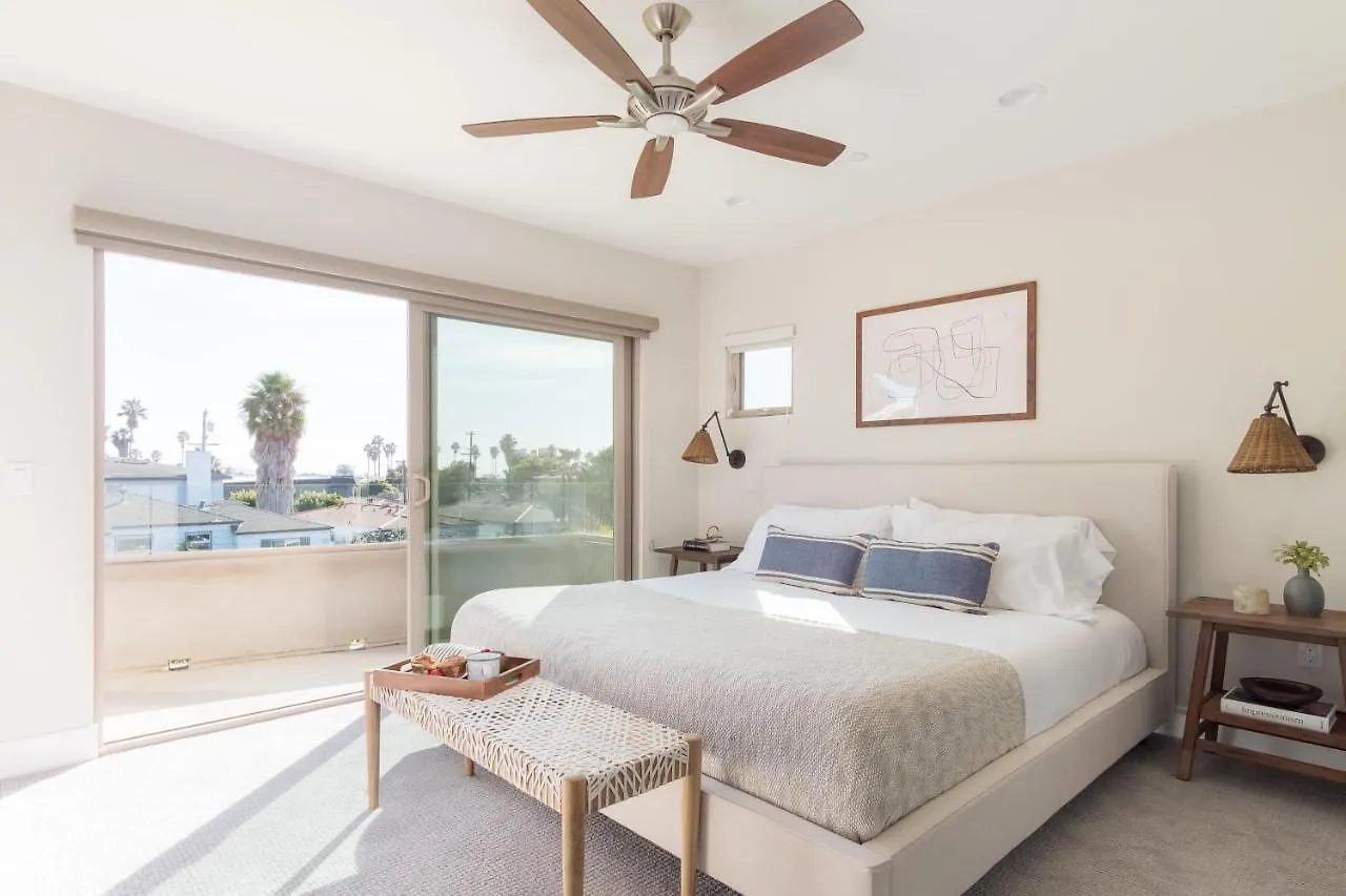 Iris By Avantstay - Modern W/ 3 Patios & Rooftop Views Holiday home *