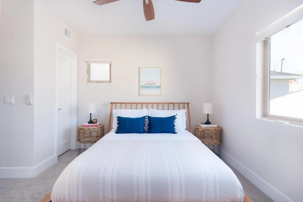 Holiday home Iris By Avantstay - Modern W/ 3 Patios & Rooftop Views