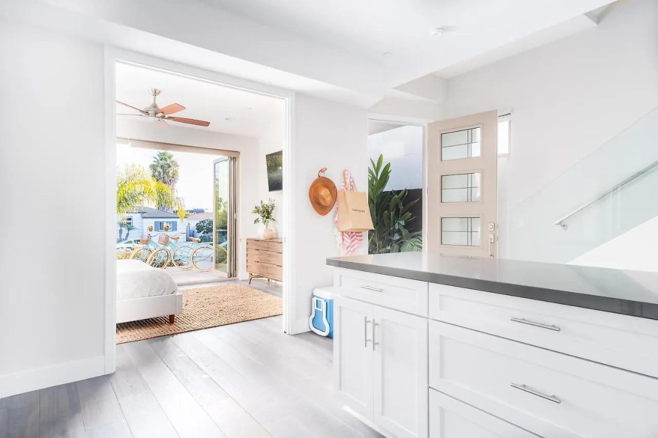 Iris By Avantstay - Modern W/ 3 Patios & Rooftop Views Holiday home