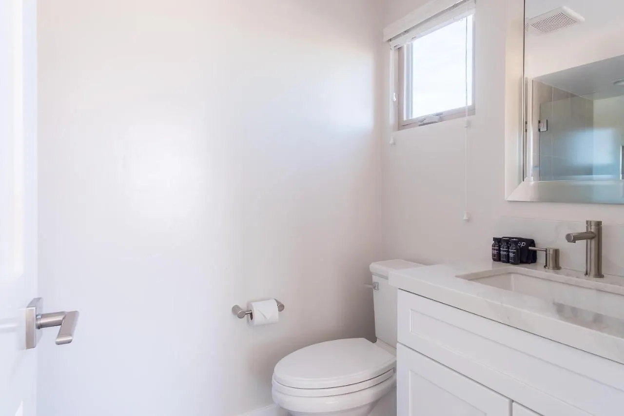 Iris By Avantstay - Modern W/ 3 Patios & Rooftop Views Holiday home