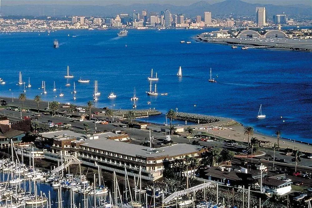 Hotel Bay Club And Marina